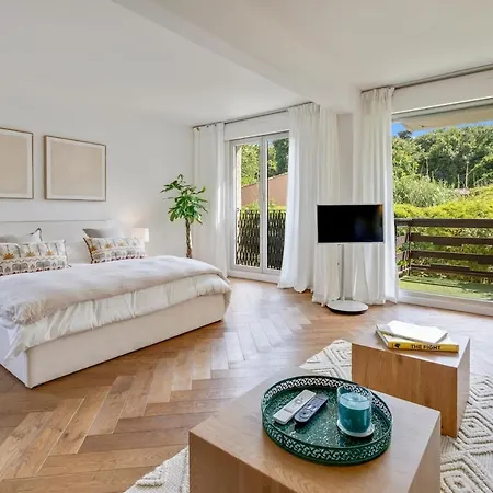 5 Minutes From The Port - Large & Beautiful - Pool & Parking Appartamento